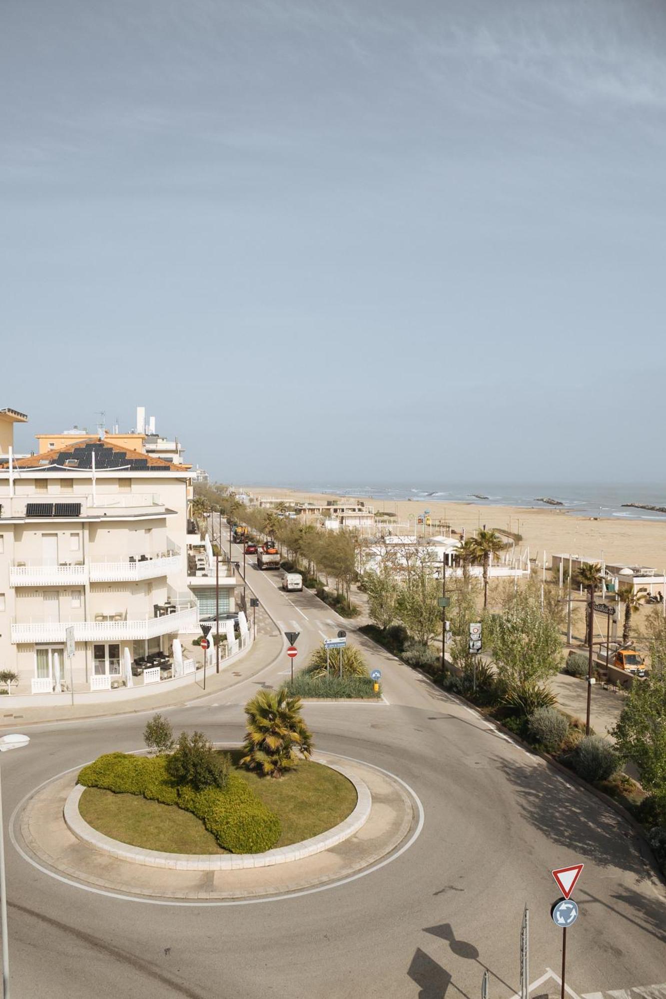 Gabbiano Apartments Римини Экстерьер фото