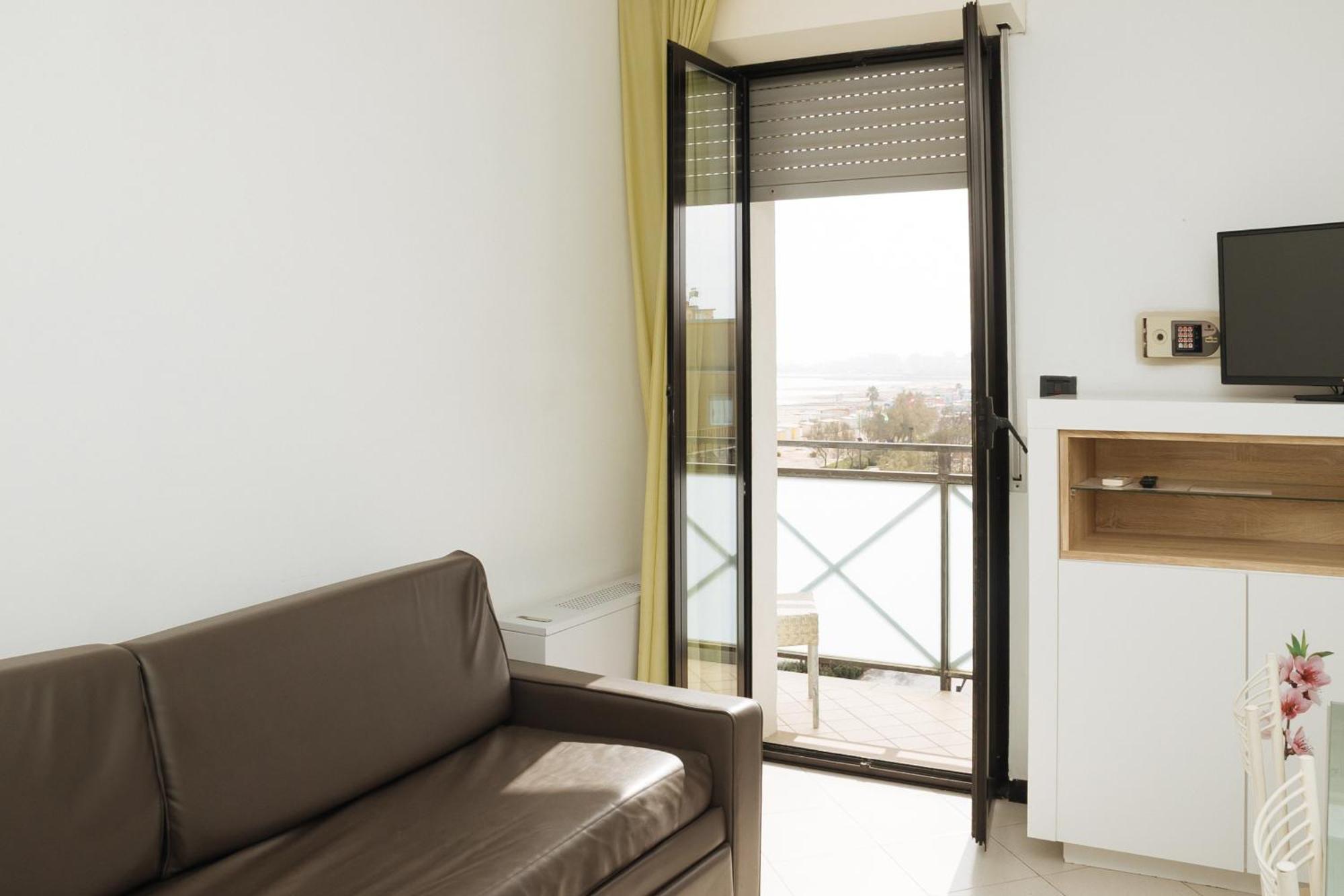 Gabbiano Apartments Римини Экстерьер фото
